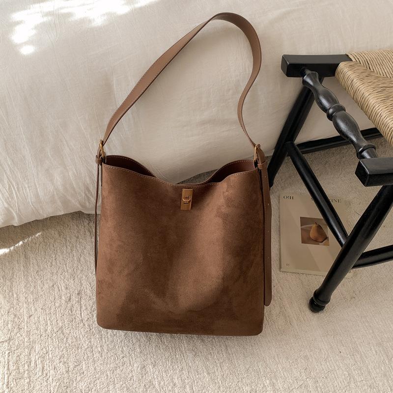 Casual Shoulder Bucket Bag Fashionable Simple Retro Large-capacity Bag Women's 2025 New Commuter Versatile Messenger Bag