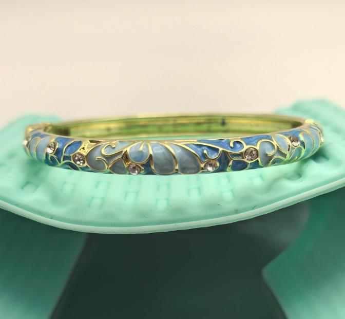 Crystal Inlaid Flower Enamel Bracelet: Elegant & Versatile Accessory