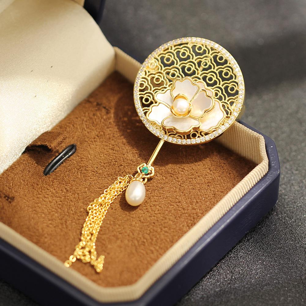 

New Chinese high-end stone-inlaid natural fritillary lotus fan brooch temperament niche pearl fringed pin women