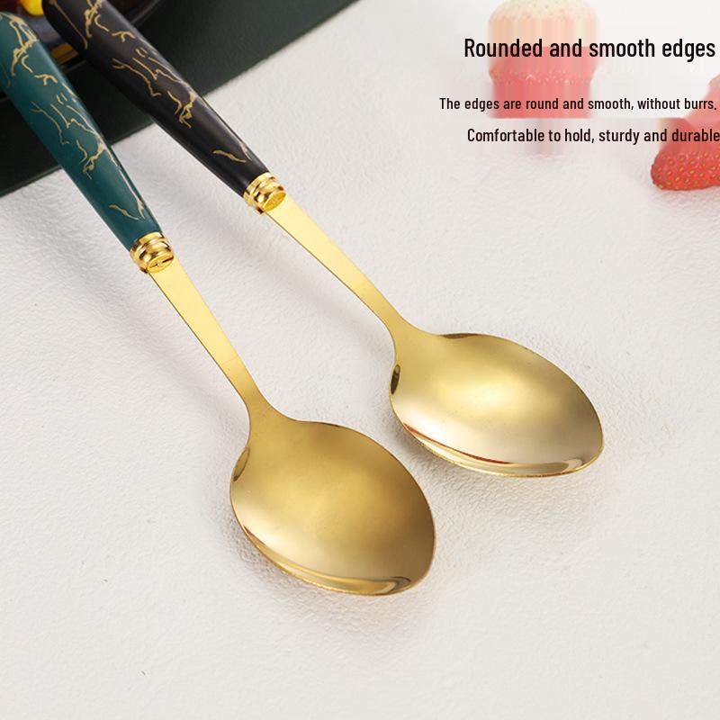 Set di Posate da 24 Pezzi in Acciaio Inossidabile con Manici a Fantasia Marmo e Porta Posate: Include Coltello da Bistecca, Forchetta, Cucchiaio e Cucchiaino.