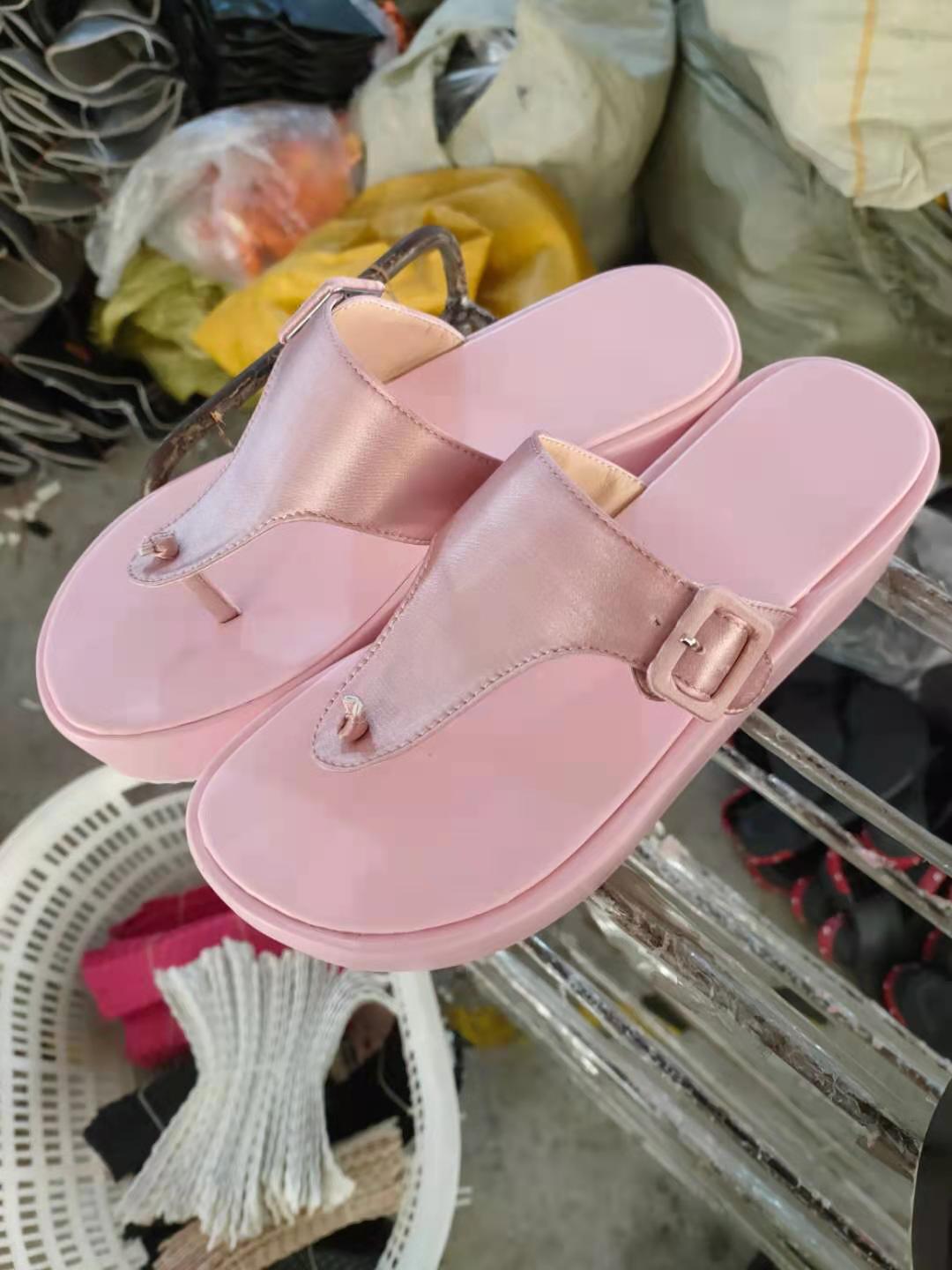 

Літні сліпони в ялинку, жіночі 2025, нові, європейські та американські пляжні, з ремінцем на пальці та пряжкою, плоскі сандалі, жіночі великого розміру, жіноче взуття 43 рожевий