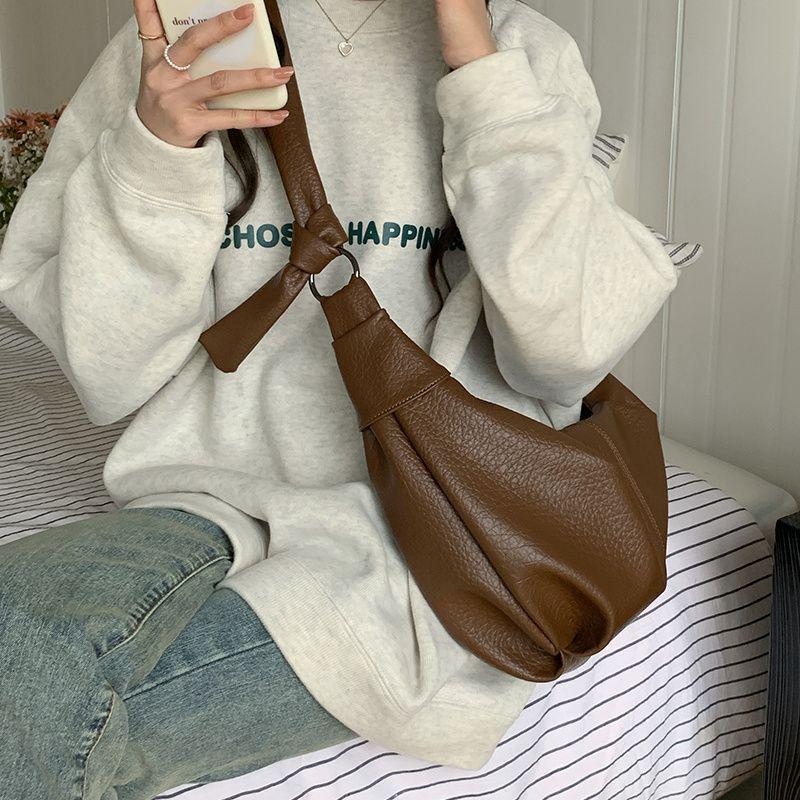 

Korean Large Capacity Retro Soft Leather Pleated Dumpling Bag - Versatile Casual Commuting Shoulder Messenger Bag.
