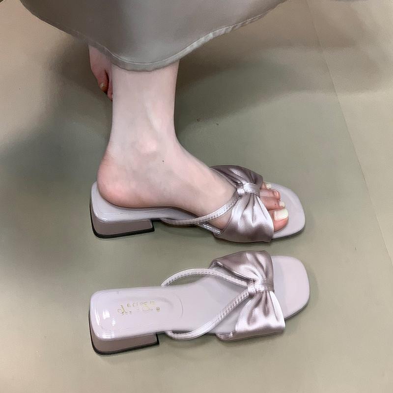 Blue cabinet, open-toed cool slippers for women's summer wear 2025 summer with skirts, one-word drags, folds, bows are gentle and cool
