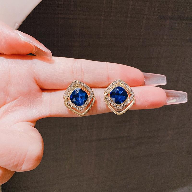 Silver needle super fairy small earrings, high-end temperament, personalized earrings, stud earrings, women's earrings.