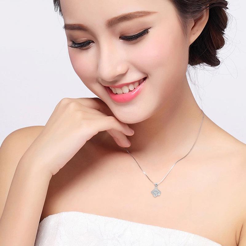 Pure Necklace for Women's Love Heart Pattern Heart-shaped Diamond Pendant Inlaid with Diamond Collarbone Chain