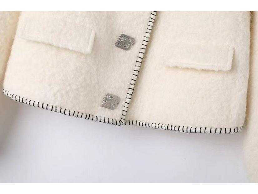 Rui Jian Ai Wei Women's Autumn Collection: Beige Gentle Style with Decorative Trim