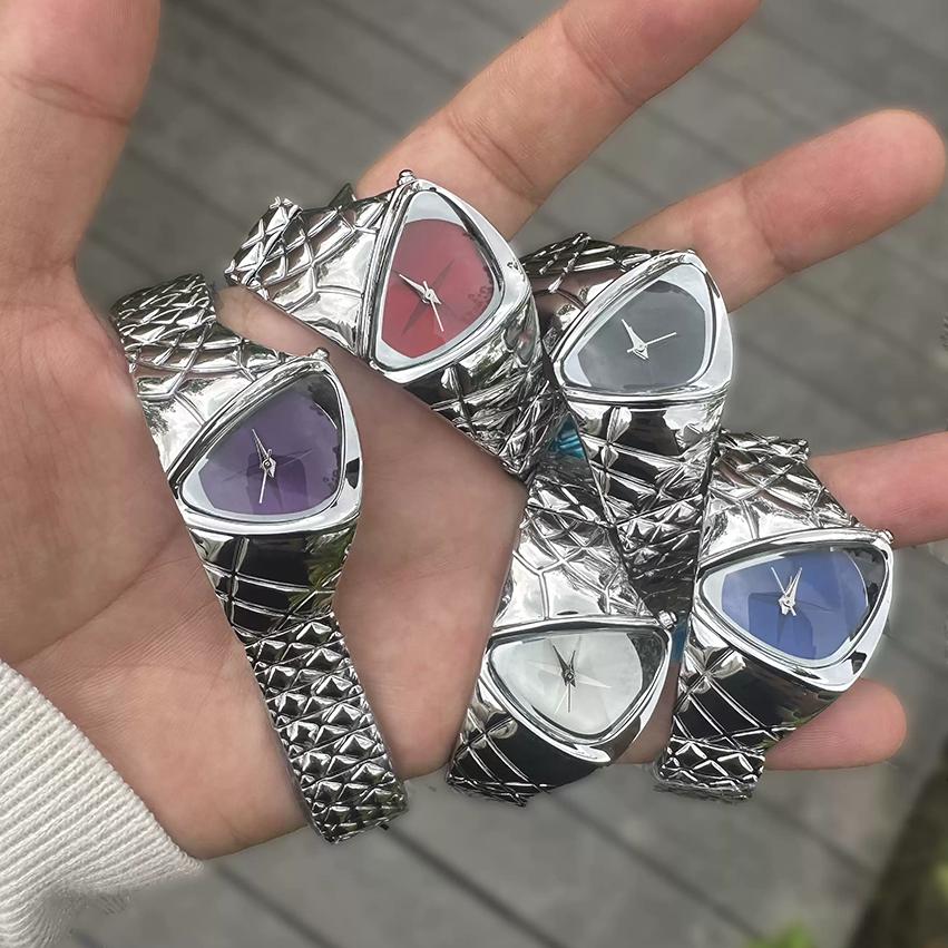 NEUE Persönlichkeit Y2K Herren Damen Uhr Schlangenform Drachenschuppen Legierungsarmband Spezielles Zifferblatt Mode Cyberpunk Quarz-Armbanduhr
