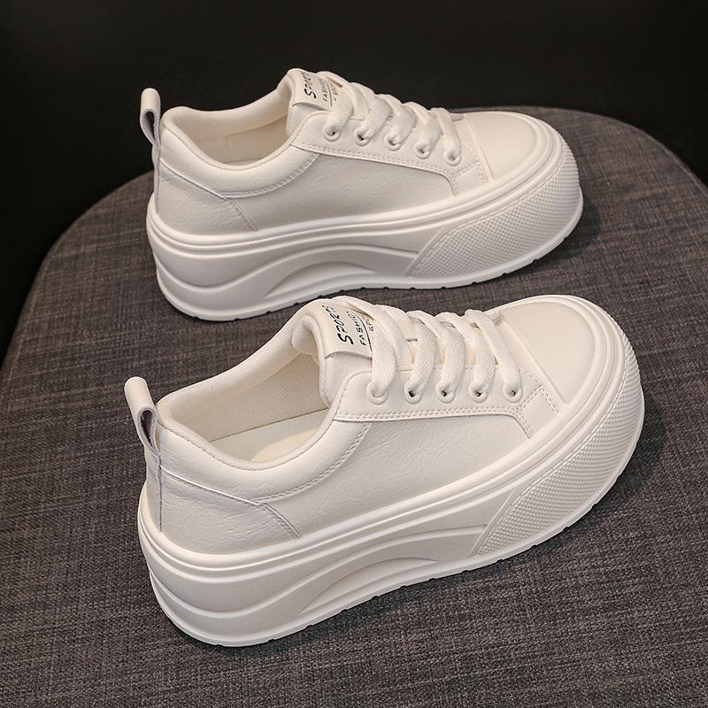 La première couche de chaussures décontractées à semelles épaisses rehaussantes en cuir de vache, chaussures en velours pour femmes automne et hiver 2025, nouvelles chaussures muffin polyvalentes