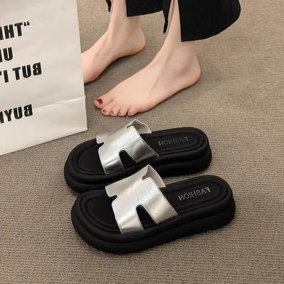 Pantofole fresche a fondo spesso per l'estate, nuove con gonne, infradito a fascia super di tendenza per il tempo libero e la spiaggia