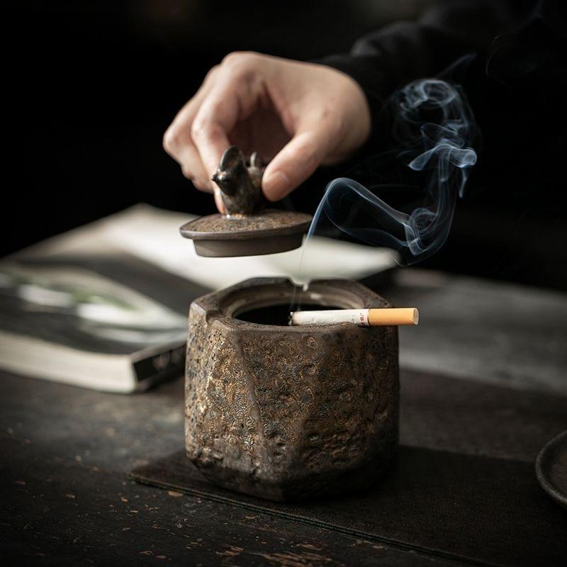 Ceramic gilded ashtray home living room office retro and personalized large ashtray anti ash with lid tea ceremony accessories