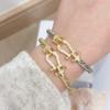 Hebilla de Herradura Fred Pulsera de Alambre de Acero Trenzado Pulsera Totalmente Diamantada Pulsera de Oro de 18 Quilates Micro-incrustada Retención de Color 2026