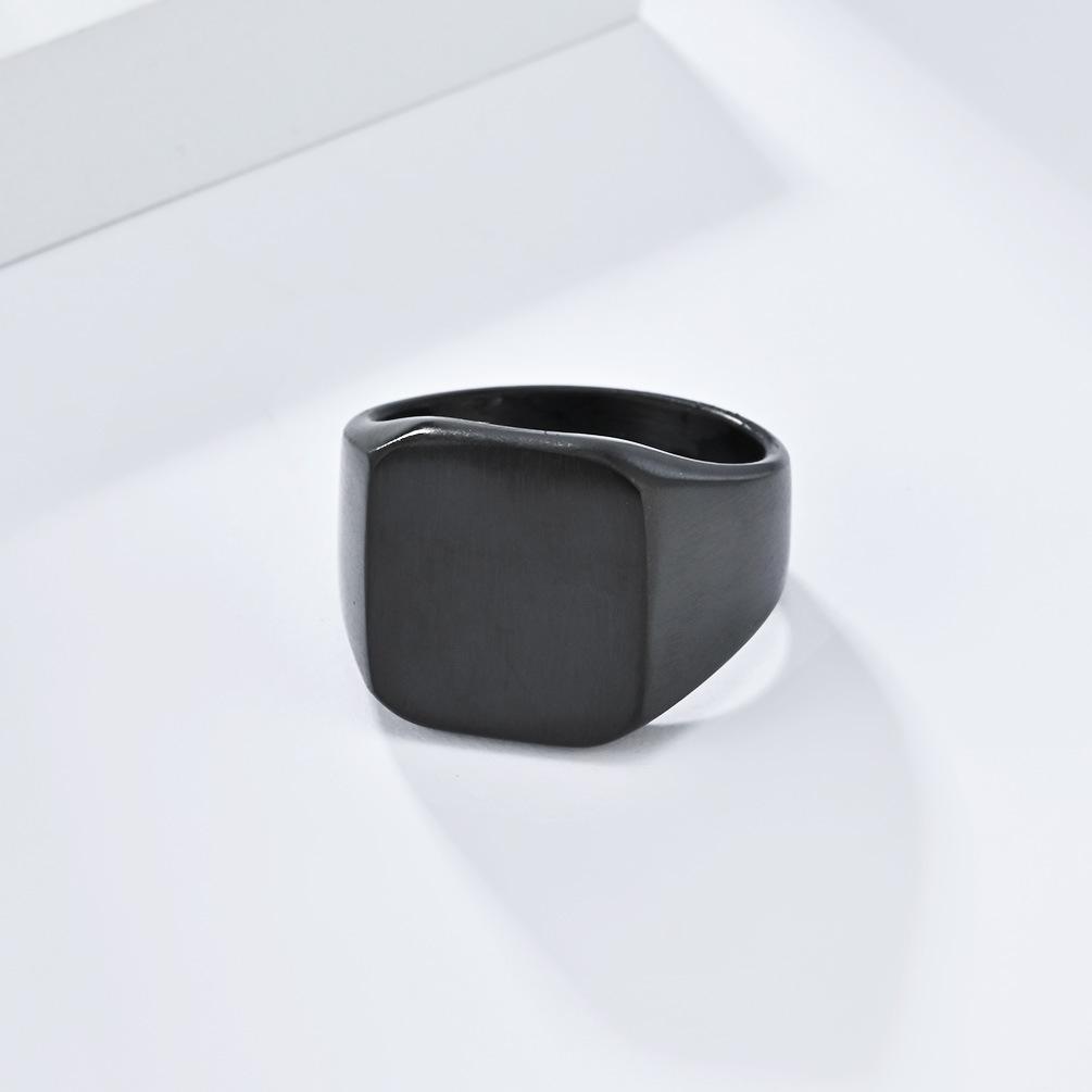 Personalisierter Siegelring aus matt gebürstetem Edelstahl für minimalistischen Herrenschmuck aus Titan