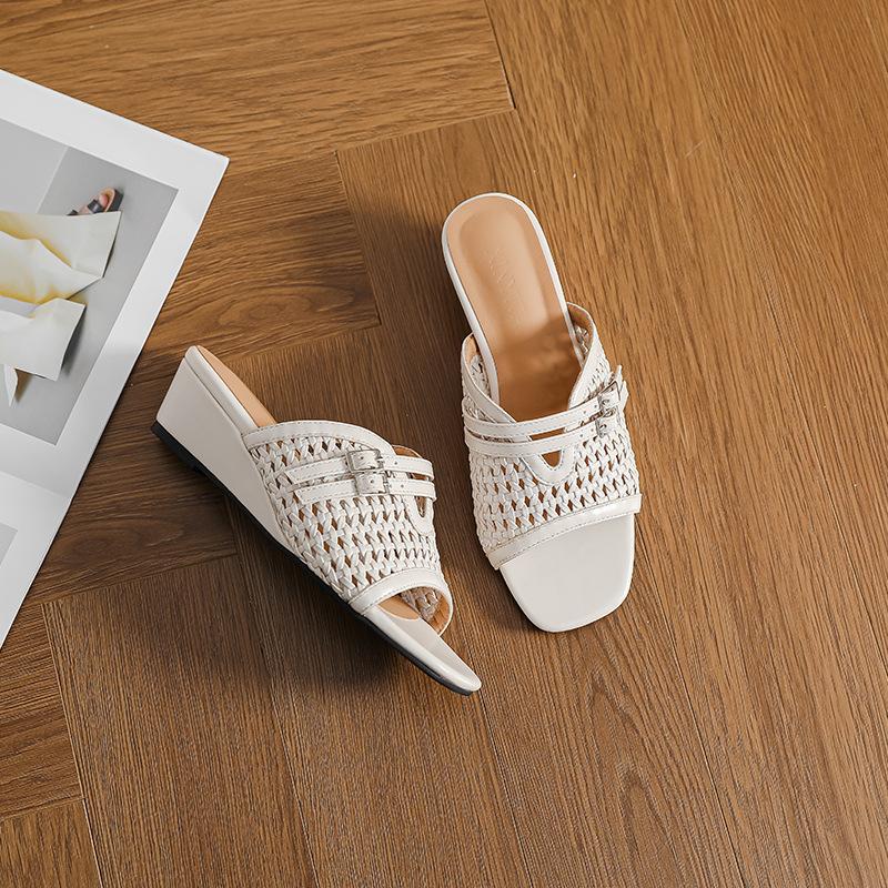 

Корейская версия плетеных шлепанцев на толстом каблуке с вырезами, крутые шлепанцы для женщин для ношения, лето 2025, новые ретро шлепанцы с открытым носком, для ленивых 40 бежевый