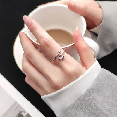 Verstellbarer Silberner Schlangenring - Minimalistischer Stil für Frauen