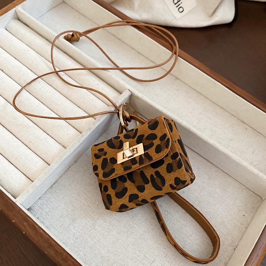 Ciondolo e Collana in Pelle con Stampa Leopardo: Moneta, Auricolare, Custodia per Occhiali e Catena per Maglione – Ornamento di Lusso.