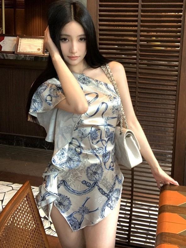 

Women s Blue Floral One-Shoulder Slim-Fit Mini Dress with Cinched Waist and Irregular Hem Small цветочный/синий