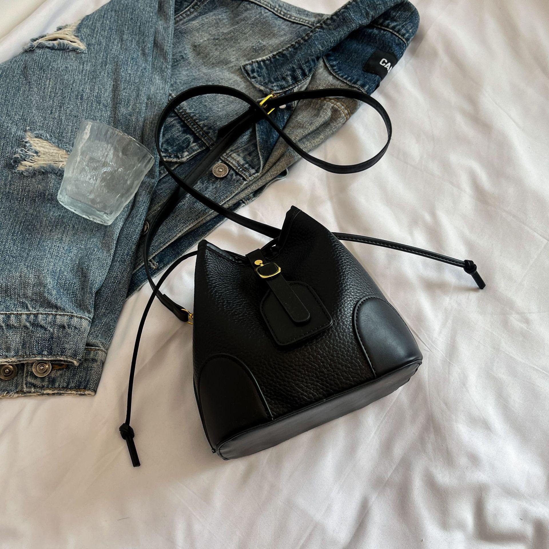 

Bag women s 2025 new one-shoulder crossbody bag Internet celebrity Korean version of the fashion bucket bag simple small square bag is foreign and v чёрный