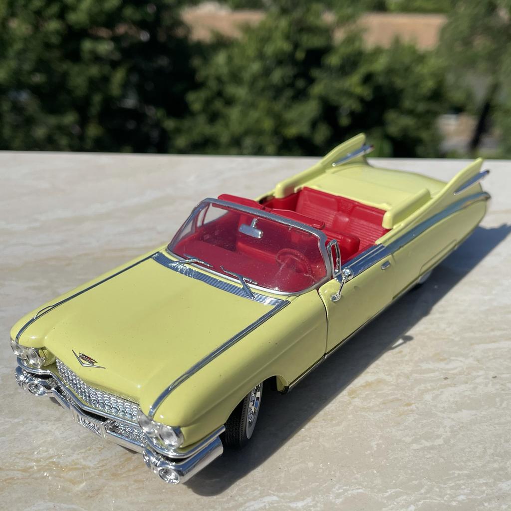 Diecast 1:32 Scale  American Emotional Car Cadillac Classic Car Alloy Car Model Collectible Toy Gift Souvenir Display Ornament