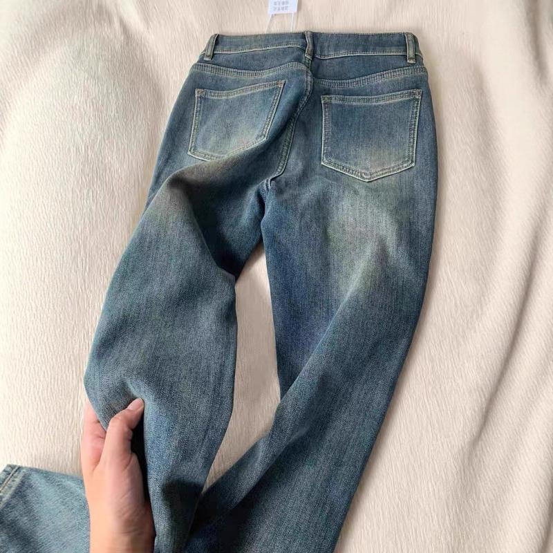Fleece and slightly pulled jeans are popular for women in winter. High-waisted and thin floor-mopping flared trousers