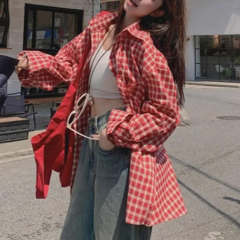 Cămașă de damă retro roșie cu carouri, cu mâneci lungi și guler polo - Design de nișă pentru începutul primăverii, cardigan larg și slim