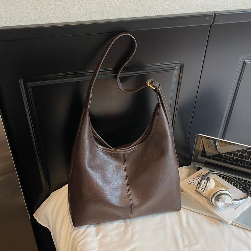 

Korean version of large-capacity bag women s bag 2025 new autumn high-value niche class commuter bag shoulder tote bag темно-коричневого