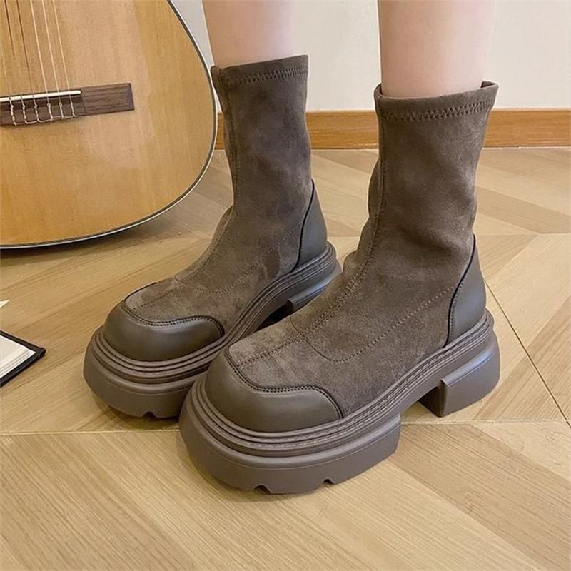 Style britannique rétro montre les pieds, bottines Martin à petite plateforme pour femmes, automne et hiver 2025 nouvelles bottines courtes à manches et talon épais rehaussant pour femmes