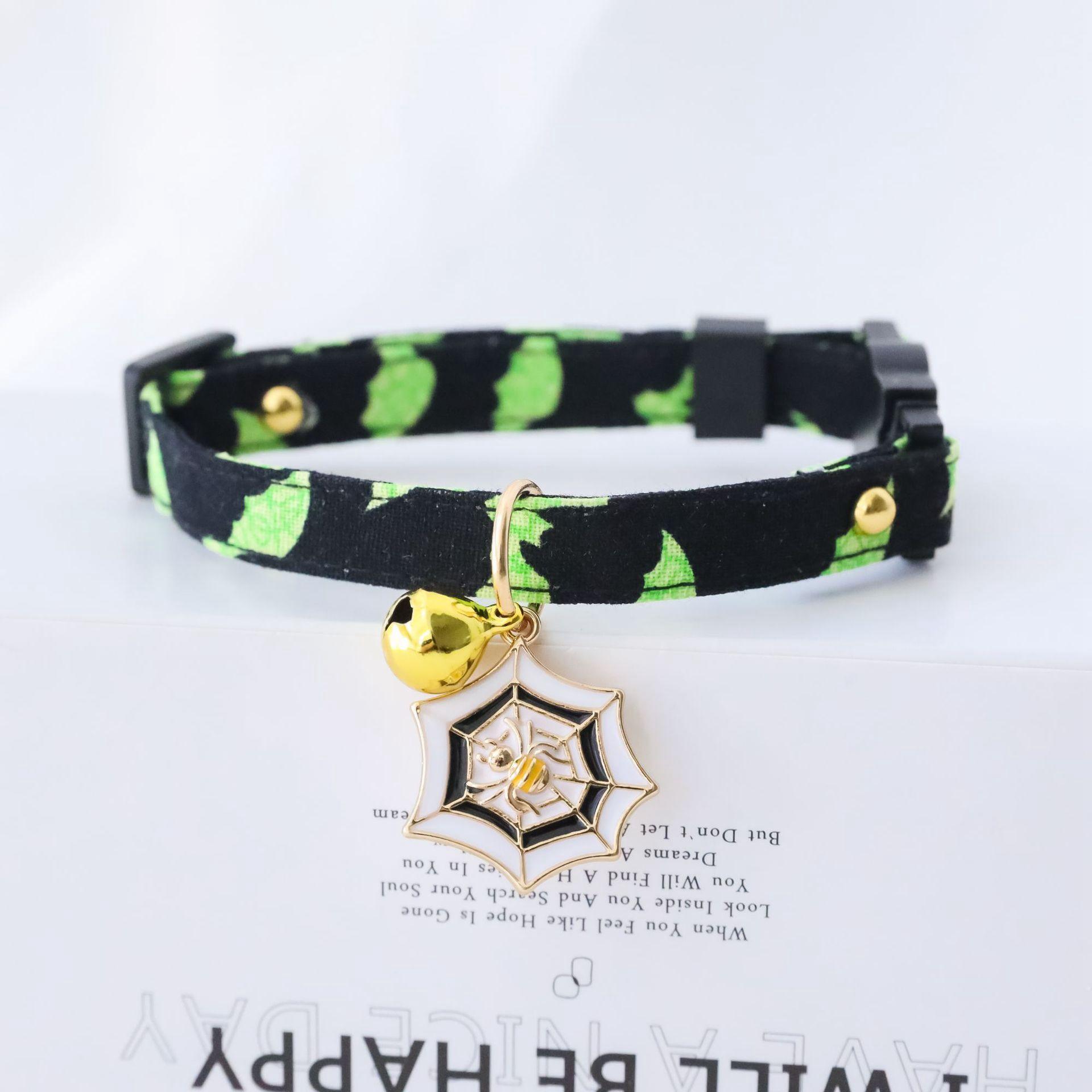 

Halloween Themed Pet Cat Collar Triangle Scarf Tie Bow Pet Dog Collar With Pumpkin Bell Cat Necklace Pet Festival Accessories S-neckline 18-30cm