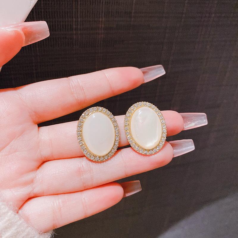 Silver Needle Retro Simple Pearl Earrings - Elegant and Sophisticated Ear Stud Design - Women's Ear Jewelry