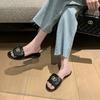 Hochwertige Xiaoxiangfeng Schultaschen-Schnalle Hausschuhe flacher Boden Ein-Wort-Slipper 2025 neu weiches Leder Rautenmuster Außenhausschuhe