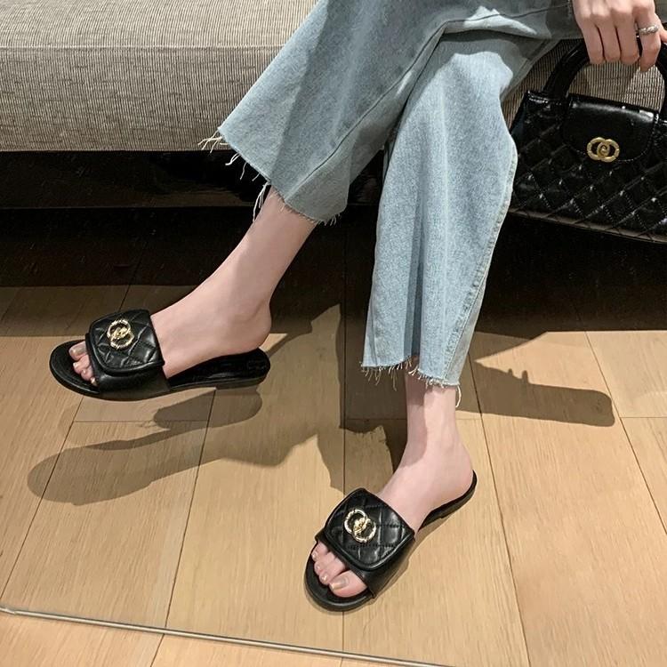 Hochwertige Xiaoxiangfeng Schultaschen-Schnalle Hausschuhe flacher Boden Ein-Wort-Slipper 2025 neu weiches Leder Rautenmuster Außenhausschuhe