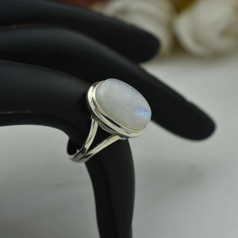 Bague en pierre précieuse ovale en pierre de lune, bague en argent sterling massif 925, bague de créateur faite à la main, bague de lunette, bague en pierre de naissance