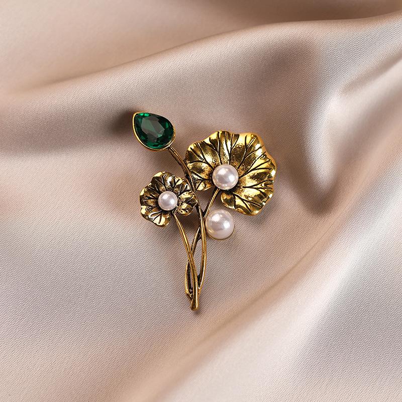 

Retro Court-style Pearl Brooch for Women, with A Light Luxury and High-end Feel. Floral Brooch, Elegant and Leak-proof 759#