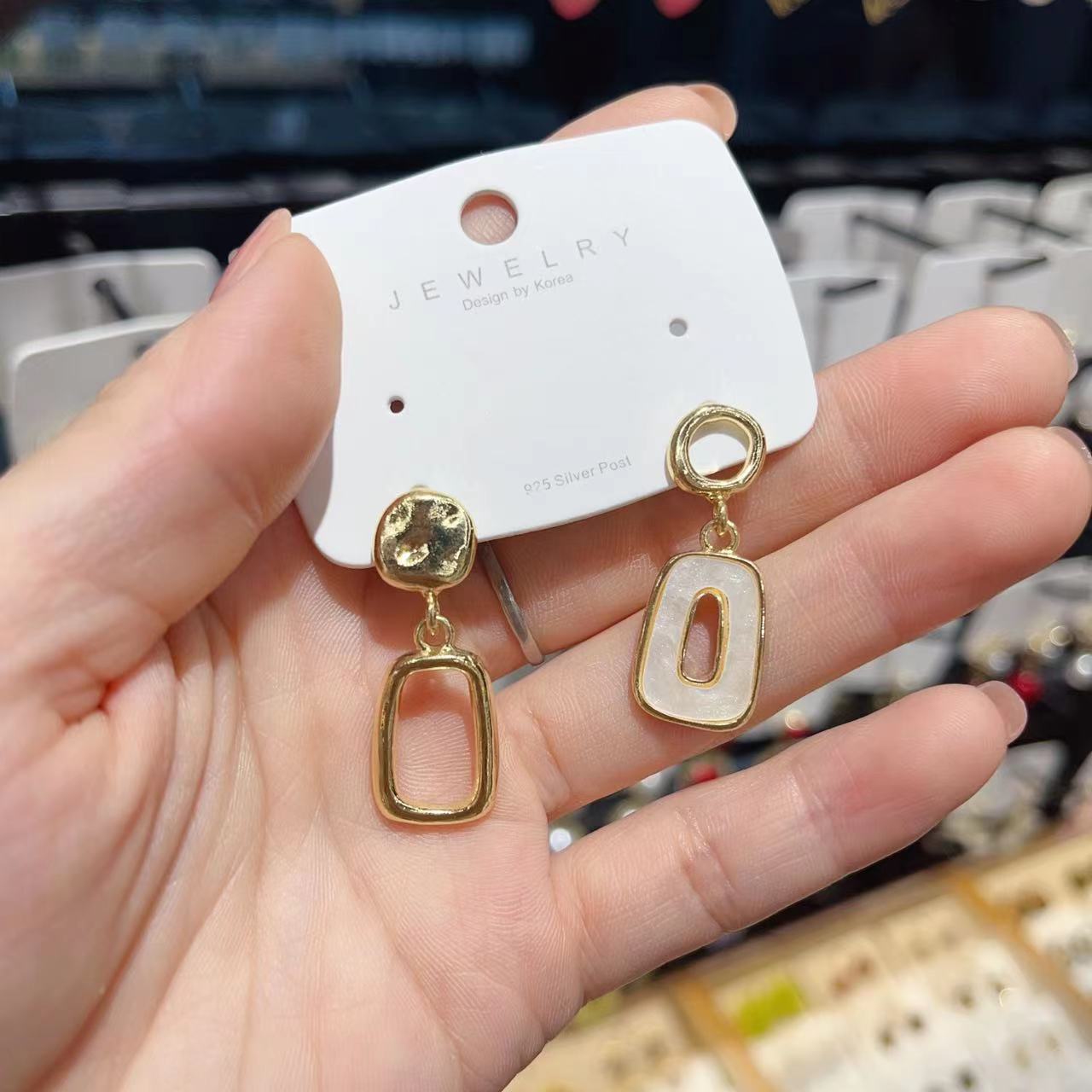 

Women Butterfly Shining Stud Earrings Pendant Needle Retro Simple Fashionable and Versatile Jewelry Accessories