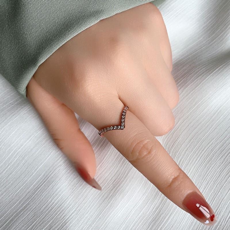 2mm Dünner V-förmiger Pave CZ Stapelbarer Ring Edelstahl Ehering für Damen Mädchen Größe 5-10
