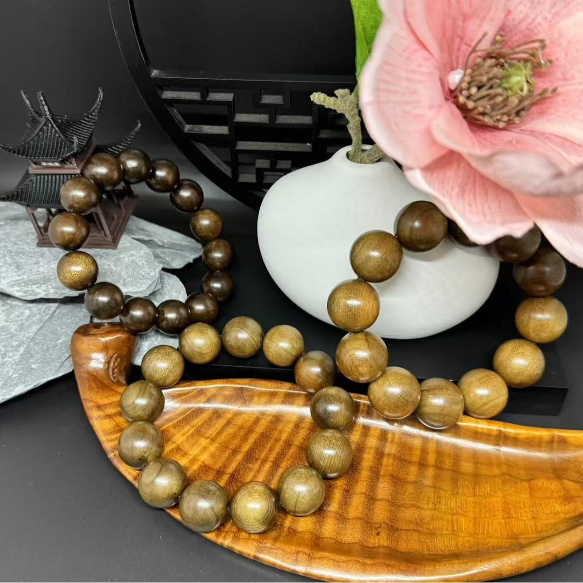 

Golden Phoebe Luminous Bead Bracelet: Versatile Gift Jewelry for Men and Women 2.0cm, 12 beads