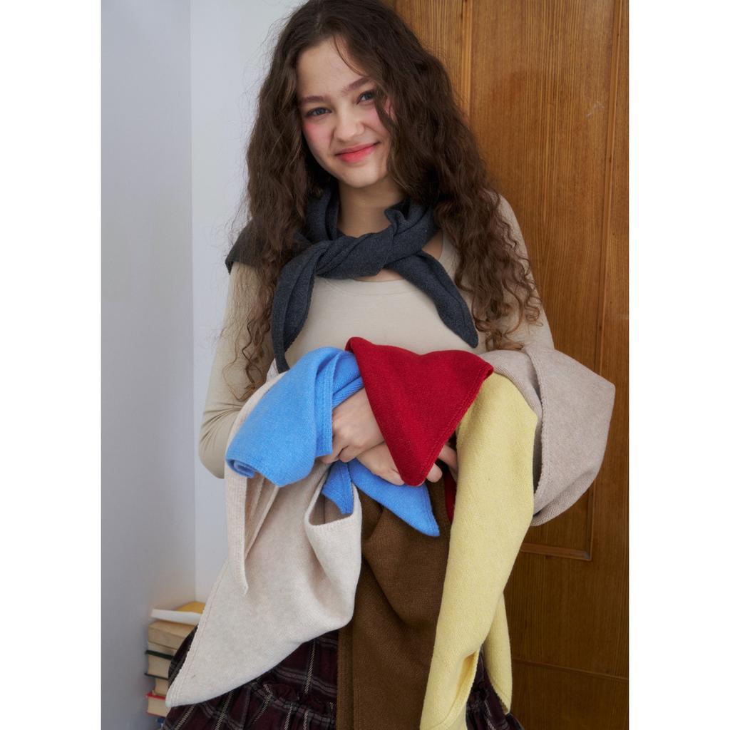 A Wool-Blend Flat Woven Triangular Scarf For Women Suitable For All Seasons For Decoration Pography And Travel Paired With A Small Headscarf
