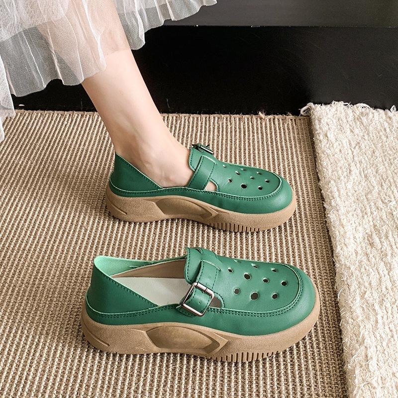 Retro bag head sandals women's summer 2025 new fashion outer wear soft-soled mother shoes thick-soled breathable hole shoes