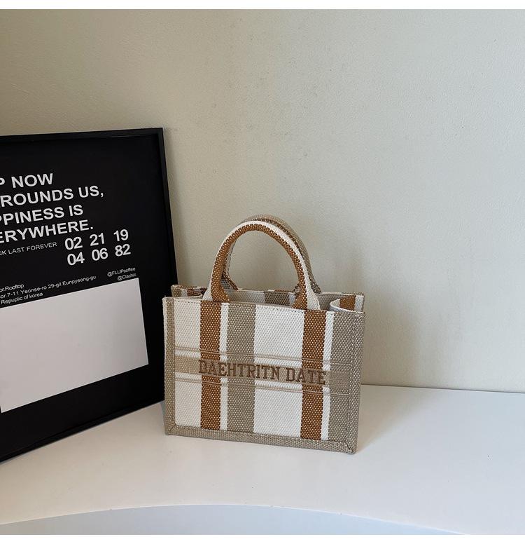 

Casual simple large-capacity bag women s bag 2025 summer new trend fashion niche design portable tote bag