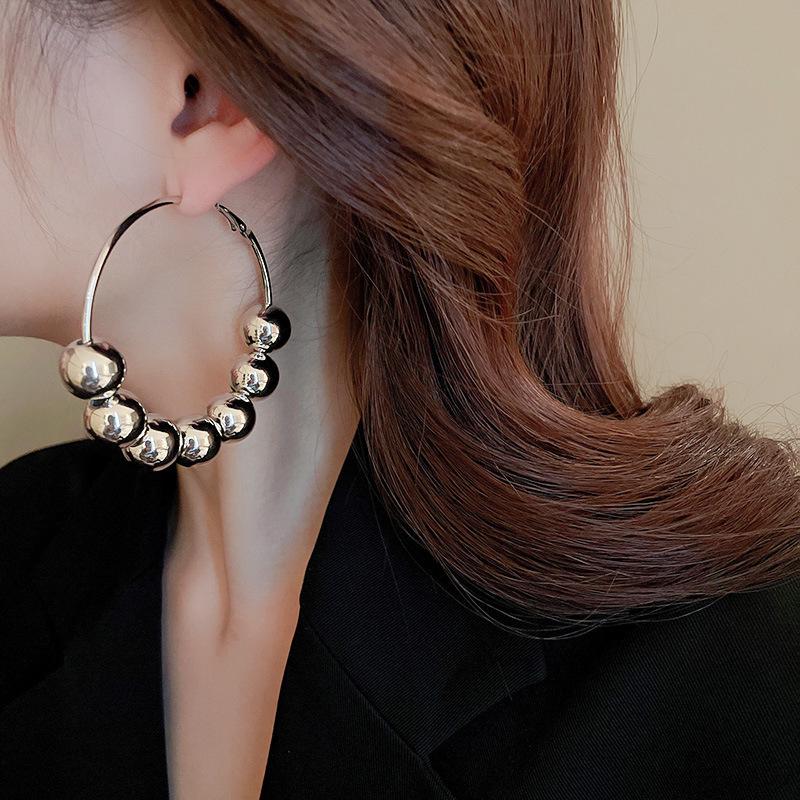 Cercei metalici geometrici argintii: Mărgele rotunde mari, stil contemporan european și american