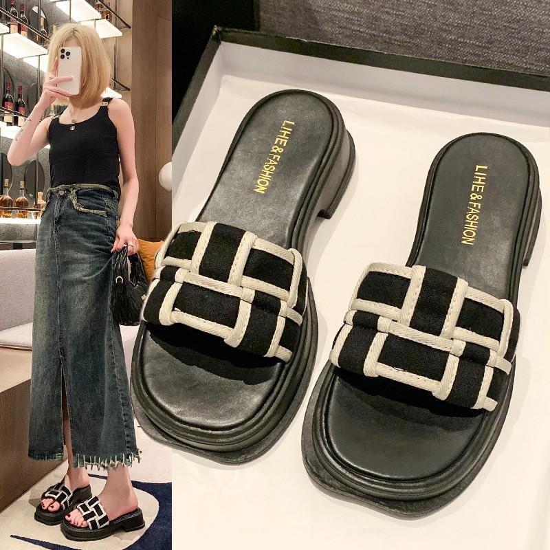 Super Fire Temperament Thick-soled Cool Slippers Women's Summer Wear Fashion 2025 New Niche High-end Going Out Beach Shoes