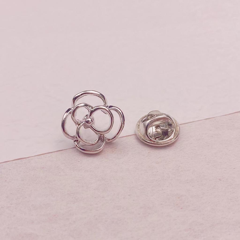 Personality Hollow Metal Brooch Anti Exposure V-neck Buckles Accessories Versatile Small Brooch Pin Coat Buttons Ornaments Gifts
