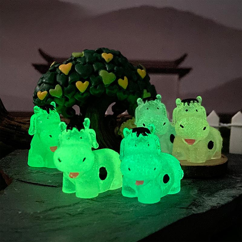 Glow-in-the-dark Cow Resin Decoration Cute Cartoon Three-dimensional Calf Jewelry Micro Landscape Decorative Arts and Crafts Accessories