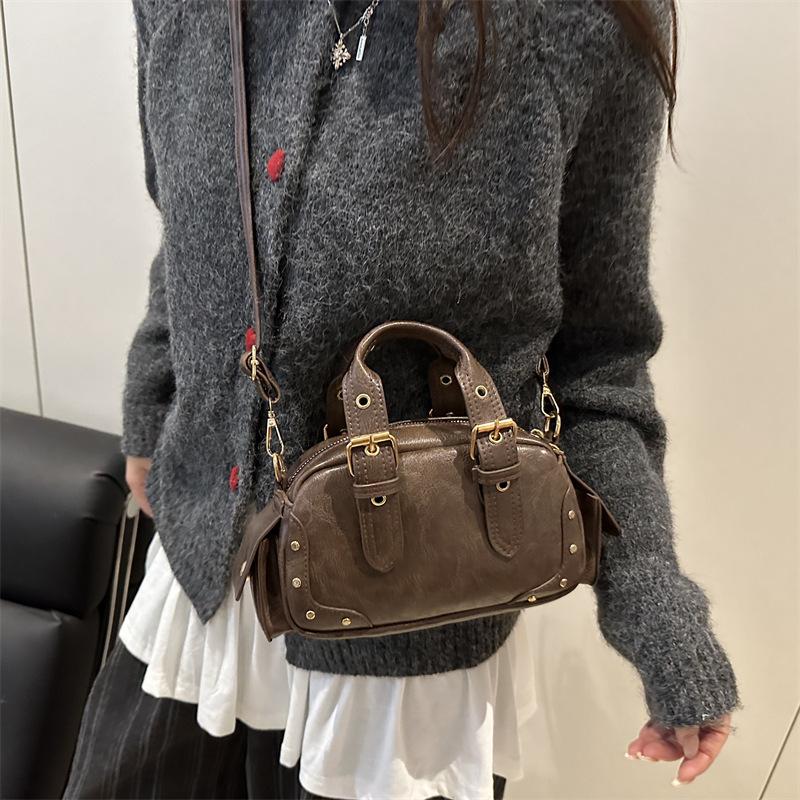 Trend Y2K Retro Rivet Shoulder Bag Spicy Girl Vintage Underarm Bag Pu Leather Handbag Locomotive Bowling Bag