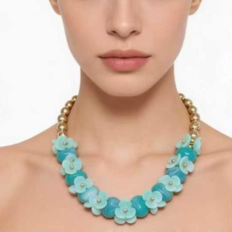 Retro Acrylic Floral Necklace: Bold European & American Design for Bridal Fashion