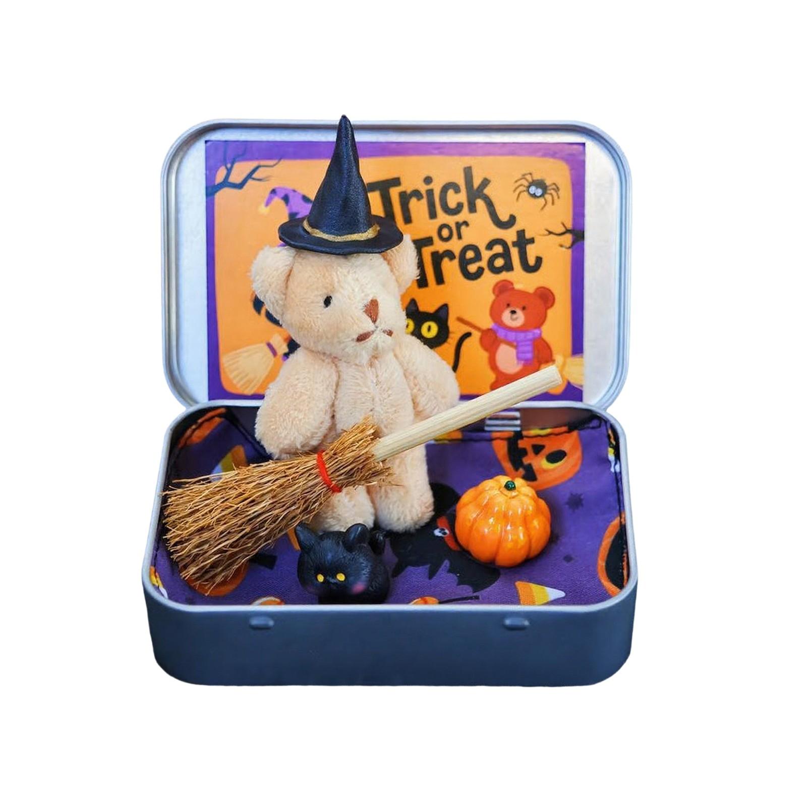 

Хэллоуинский медведь в коробке для угощения с одеялом-плащом ведьмы, тыквой и кошкой One Size хаки