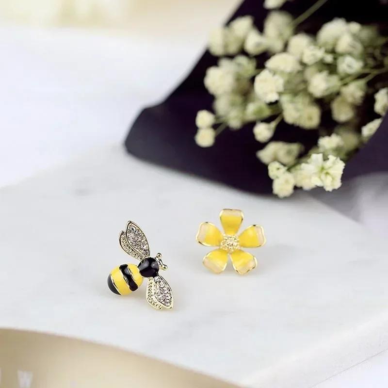 Cute Creative Fashion Women Simple Atmosphere Crystal Ladies Popular Bee Stud Earrings Sweet Stud Earrings Accessories Gifts