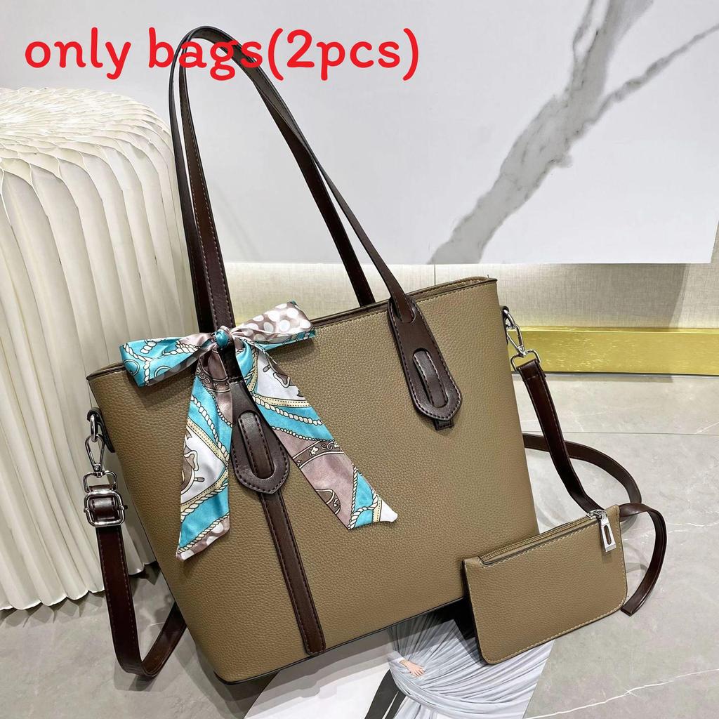 Fashionable Oversized Tote Handbag With Inner Compartments For Leisure And Shopping