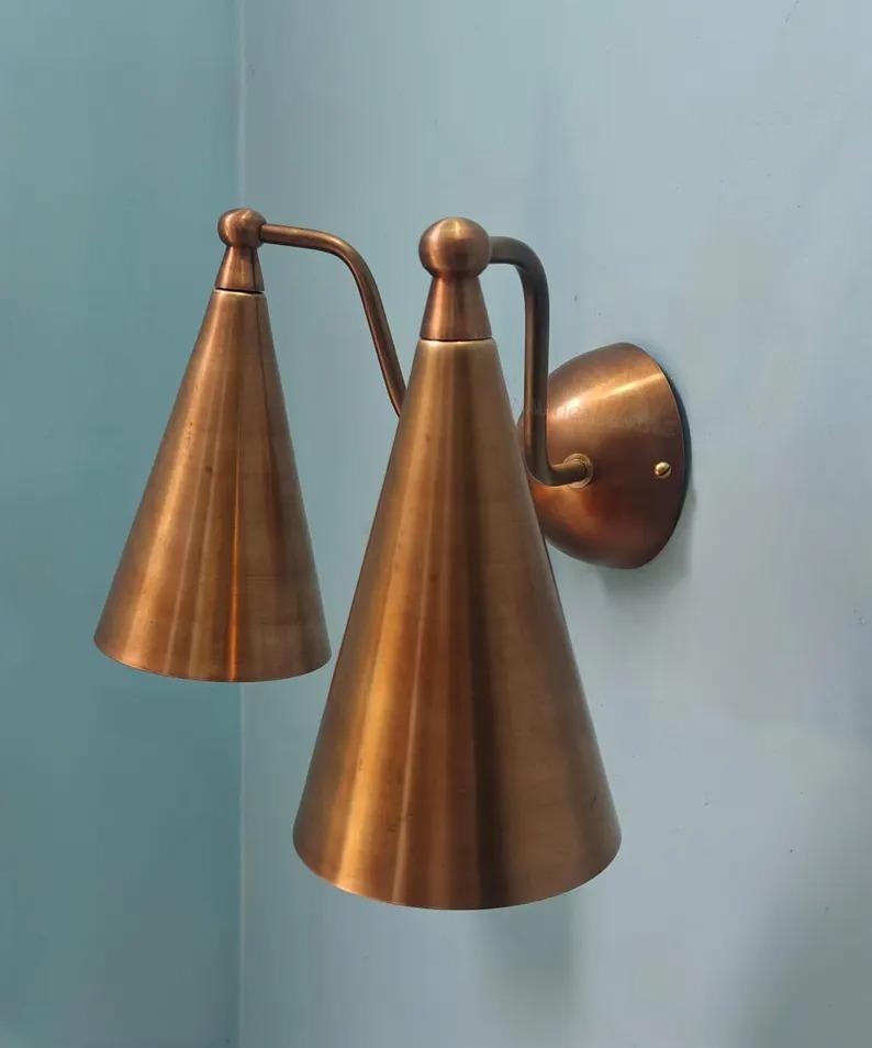 Para mosiężnych kinkietów ściennych: Lampy stożkowe wtykowe w stylu mid-century modern