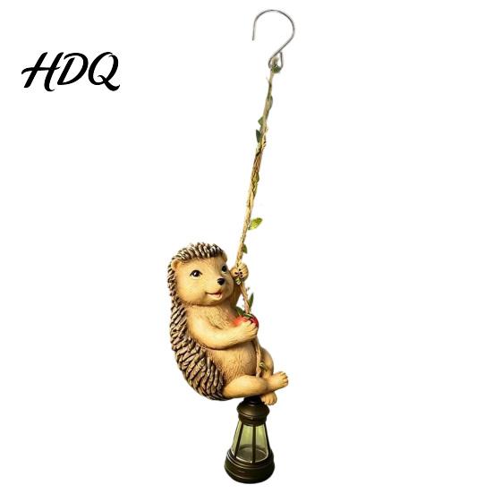 Outdoor Animal Statues Climbing Solar Light Resin Statue with Lantern Frog Garden Decor Hanging Light for Yard Tree Decoration Powered Patio