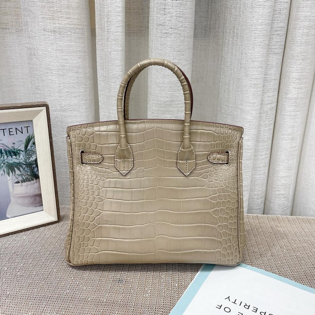 Borsa a tracolla da donna in pelle di vacchetta pressata effetto coccodrillo verniciata platino con tracolle per pendolari di grande capacità fonte